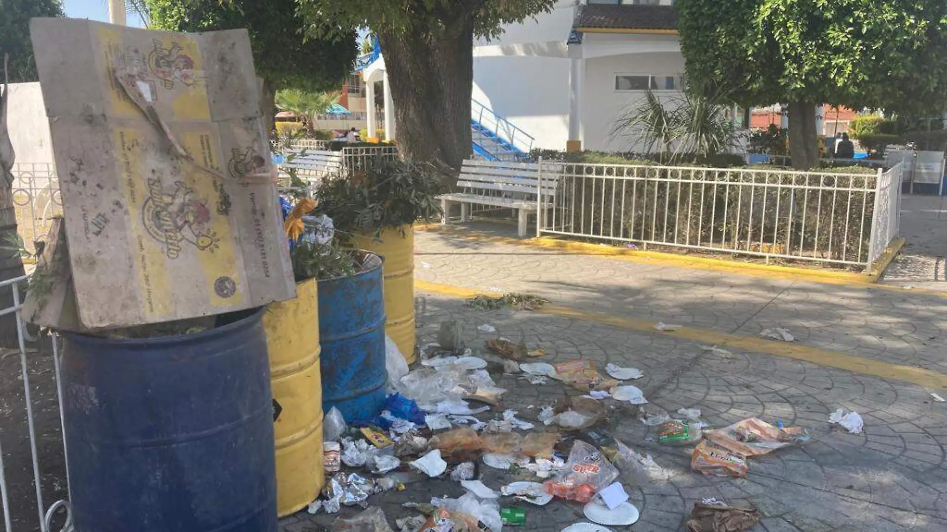 Basurero en zócalo de Coronango